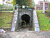 Door de voetgangers tunnel in Godinne naar de ruïnes van de versterkte vestiging “Poilvache” is zeer de moeite waard